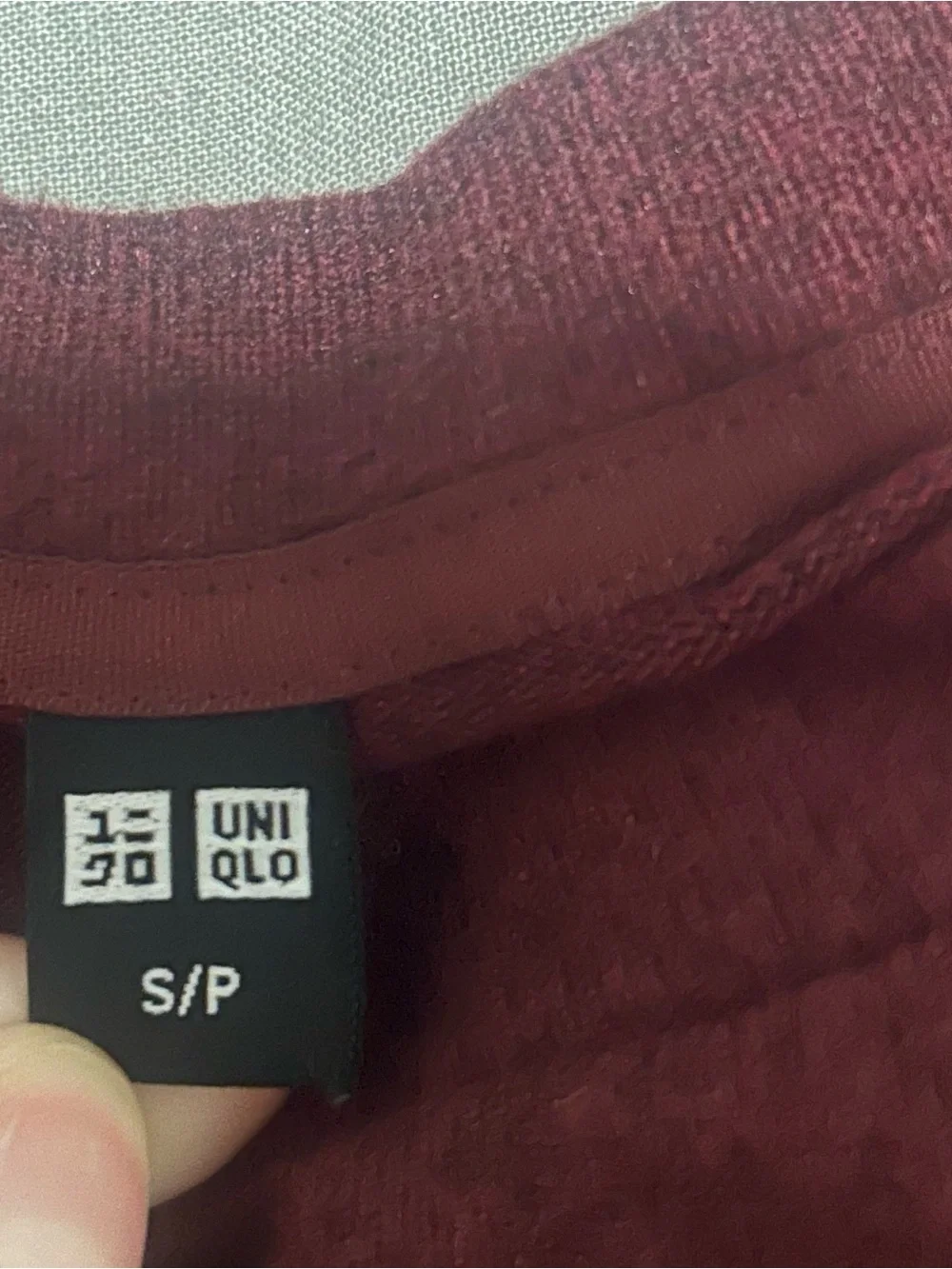 Uniqlo women’s Crewneck Sweater in Burgundy red - Picture 3 of 3
